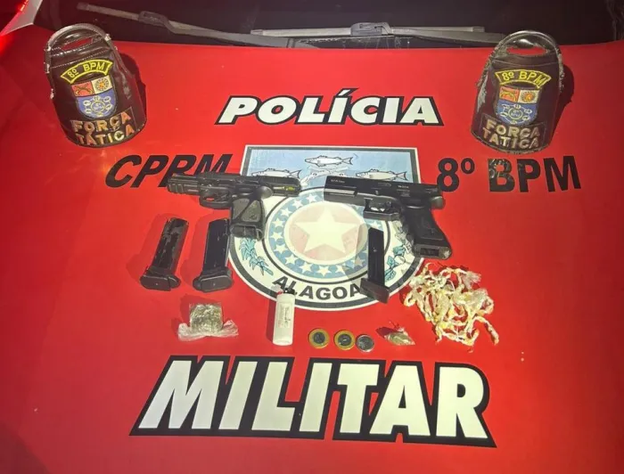Policiais encontraram um simulacro de pistola e uma pistola calibre 9 milímetros com numeração suprimida - Ascom PMAL
