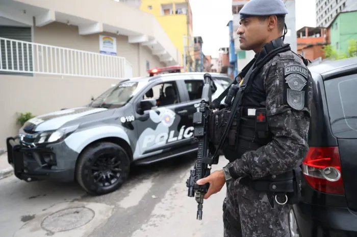 Segundo a PM, os ladrões invadiram o imóvel após abrirem o portão da garagem