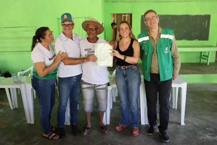  Com o título em mãos, o produtor rural deixa de ter apenas uma posse e passa a ter a segurança jurídica que merece (Foto: Assessoria Parlamentar)