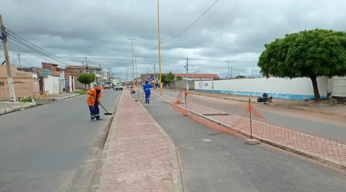 Equipes de limpeza da Prefeitura preparam a Avenida dos Tropeiros para receber o Pra Sempre São João 