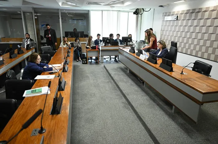 Damares Alves apresentou relatório favorável ao PL 37/2025, aprovado pela Comissão de Educação e Cultura; texto segue à sanção presidencial - Foto: Saulo Cruz/Agência Senado