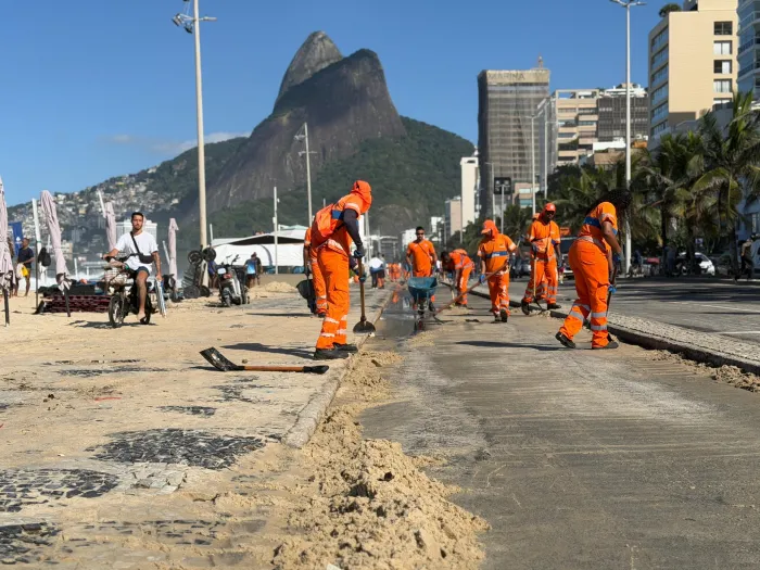 Comlurb devolve cerca de 18 toneladas de areia à Praia do Leblon após ressaca