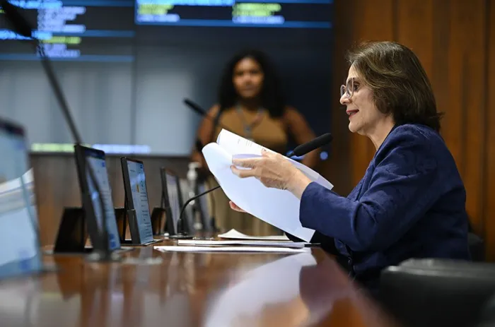 A senadora Damares Alves leu o relatório da senadora Jussara Lima - Foto: Saulo Cruz/Agência Senado