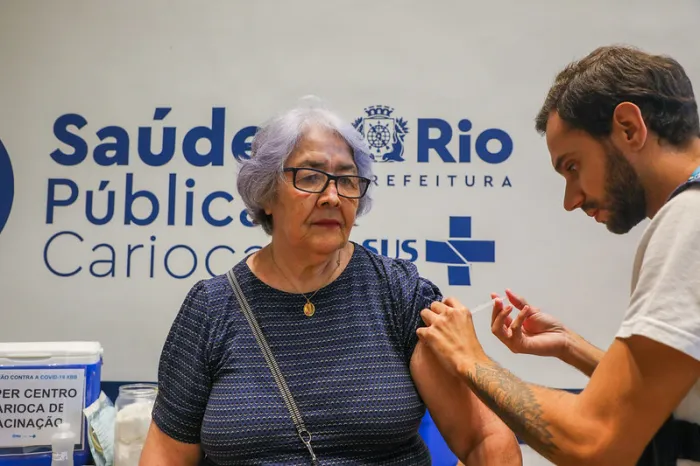 Todas as pessoas com 70 anos ou mais já podem se proteger com a vacina contra a covid-19 - Rafael Catarcione/Prefeitura do Rio