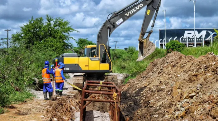 Governo do Estado vistoria obra que amplia abastecimento de água em Nossa Senhora do Socorro