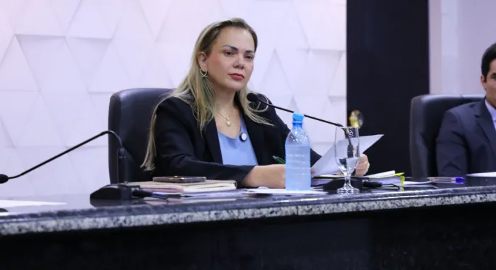 Cláudia de Jesus preside oitiva da CPI do Leite em Ji-Paraná