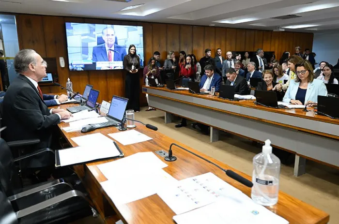 Presidente da CAE, o senador Renan Calheiros (E) confirmou a reunião - Foto: Andressa Anholete/Agência Senado