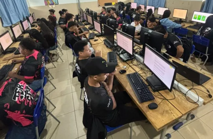 Nesta primeira aplicação, as provas foram realizadas em formato digital, com utilização de laboratórios de informática e tablets da rede estadual
