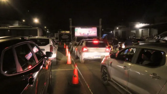 Inspirada nos cinemas drive-in, a ação transformou uma blitz educativa em uma experiência de reflexão