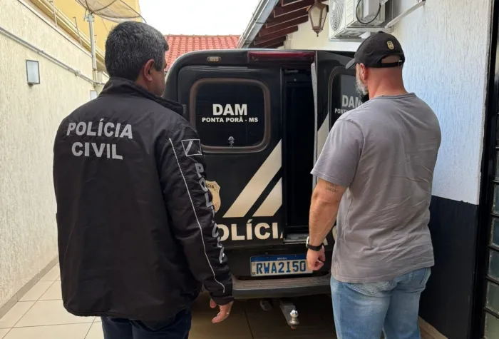 Policiais civis cumprem mandado de prisão por descumprimento de medidas protetivas de urgência, em Ponta Porã