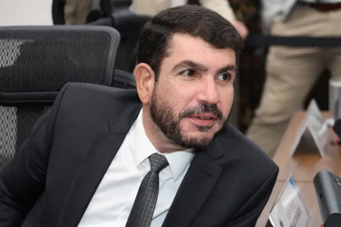 Jamilson Name cobra operação tapa-buracos na região do Nova Lima