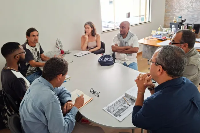 Secretaria de Cultura dialoga sobre chegada da Caravana Verger e ações voltadas para juventude em Feira