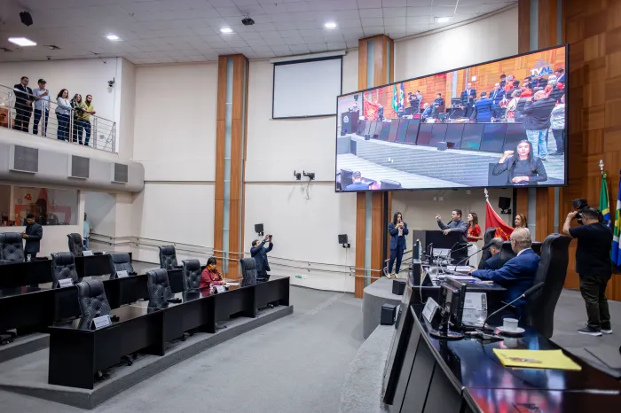 Deputados aprovam 32 projetos e recebem bandeira do Senhor Divino