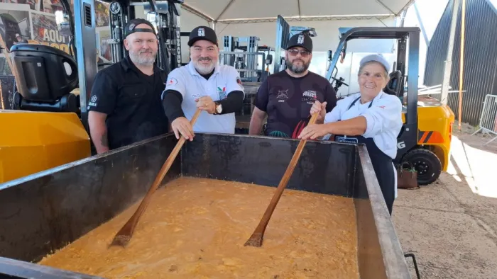 Preparo de ambrosia com 100 litros de leite, 100 quilos de açúcar e 700 ovos na Fenasul Expoleite busca recorde nacional