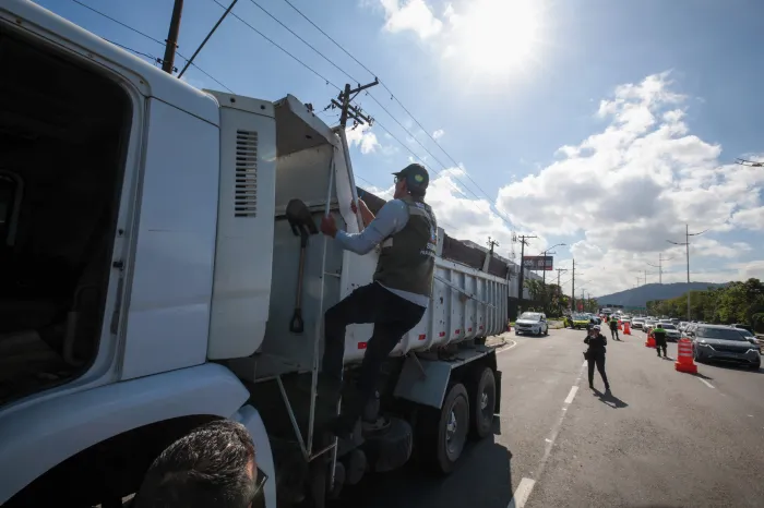 PG realiza operação contra o descarte e transporte irregular de RCC na Avenida Ayrton Senna