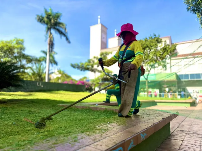 Praças centrais de Cuiabá recebem mutirão intensivo de limpeza e manutenção