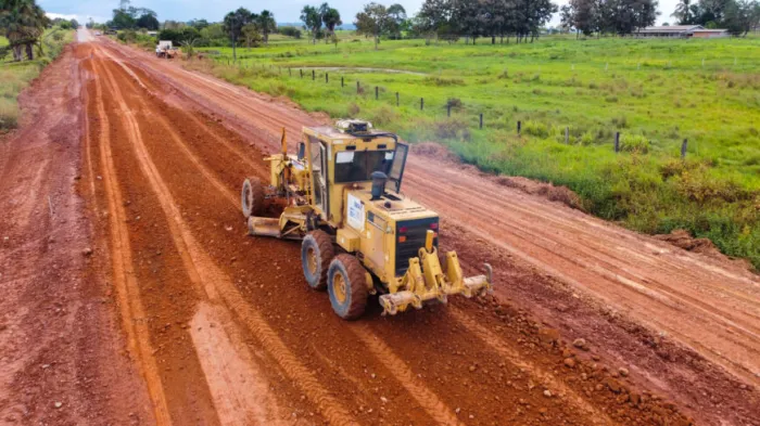 A obra segue em ritmo acelerado com aproximadamente 1.200 metros de base já lançada, demonstrando o avanço significativo dos trabalhos 