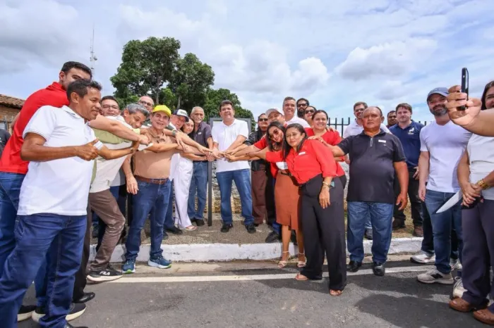 Governador inaugura asfaltamento, autoriza construção de praças e obras de abastecimento em Olho d’Água do Piauí