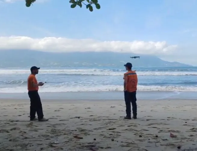 Defesa Civil de São Sebastião usa drone para auxiliar nas buscas de jovem desaparecido no mar