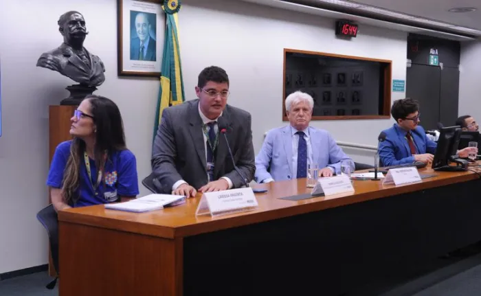 Debatedores condenam práticas terapêuticas agressivas e mercado da 