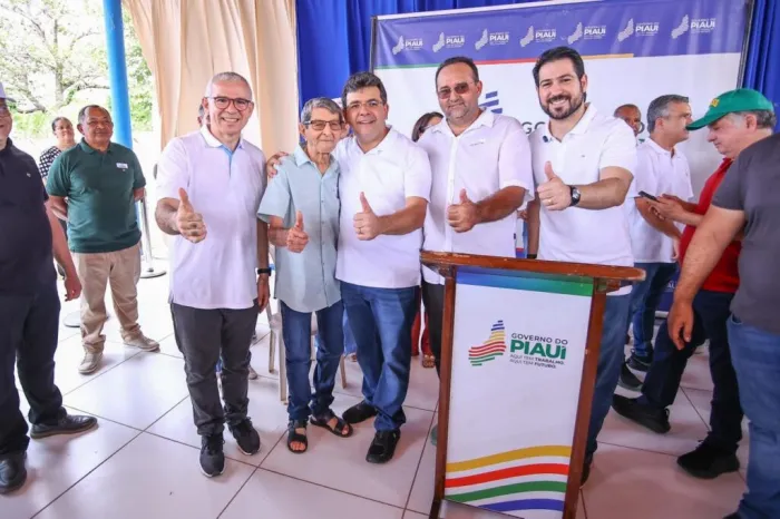 Rafael Fonteles visita obras de revitalização de estádio e autoriza calçamento de novas vias públicas em Barro Duro