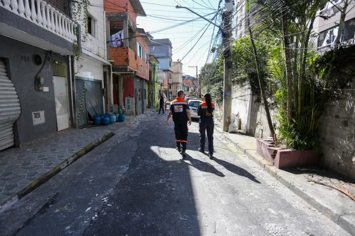 Defesa Civil do Estado resgata gata desaparecida próximo aos escombros no Jaguaré