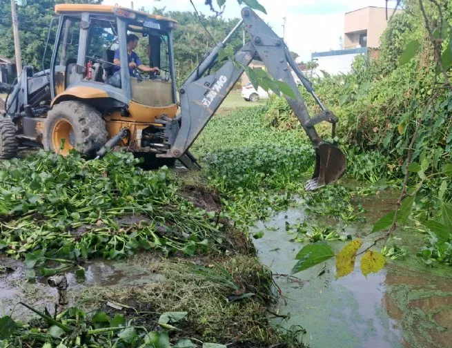Prefeitura de São Sebastião realiza limpeza e desobstrução de córrego em alameda de Boraceia