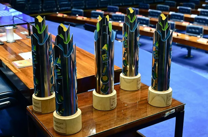 A Comenda Governadores pela Alfabetização das Crianças homenageia os gestores cujas políticas públicas beneficiaram a alfabetização infantil - Foto: Geraldo Magela/Agência Senado