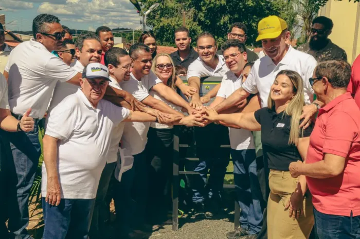 Governo do Piauí pavimenta mais de 10 ruas de Brejo do Piauí com asfalto e entrega kit de mobília para creche