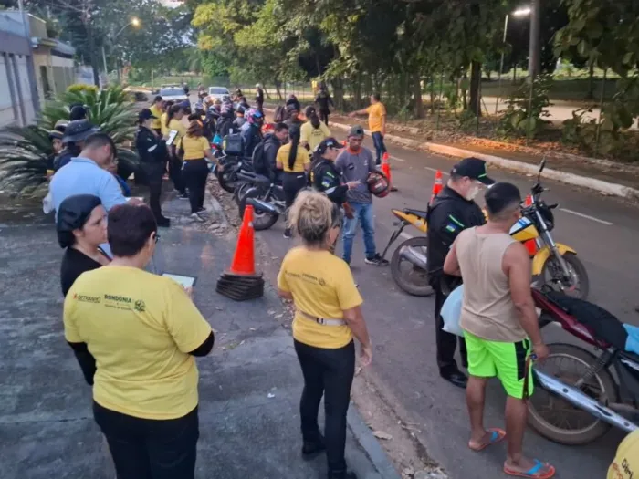 Equipe de educação e fiscalização realizam abordagens de orientações para motociclistas em Porto Velho