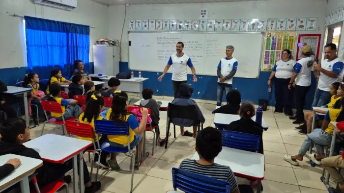  Diretor da Elero, Welys Assis e demais servidores conduzem atividades educacionais com estudantes da comunidade de São Carlos (Foto: Ednei Ferreira de Carvalho I Secom ALE/RO)