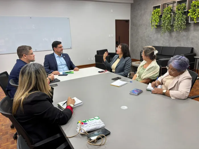 Educação se reúne com equipe do MEC para definir estratégias de reconstrução da comunidade escolar no Acre