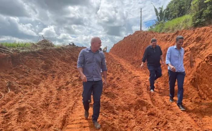 Deputado Ezequiel Neiva acompanha obras de rebaixamento de morros em Machadinho D’Oeste