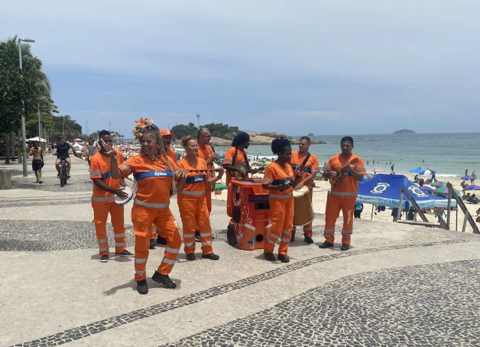 Os garis do grupo Chegando de Surpresa usam a música e a dança em campanhas da Comlurb - Divulgação