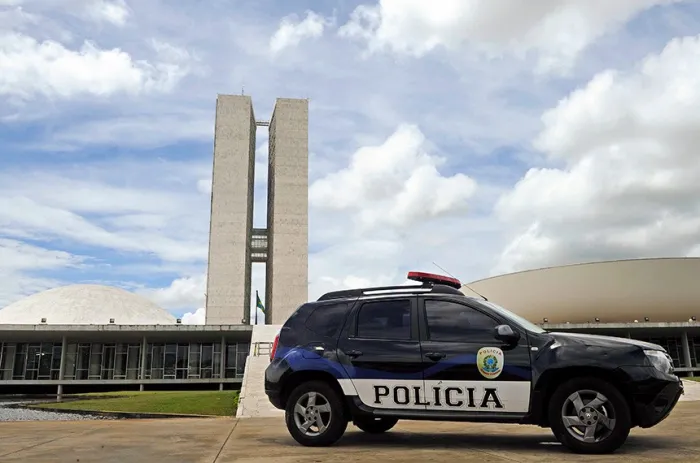 Veículo da Polícia Legislativa diante do Congresso Nacional - Foto: Edilson Rodrigues/Agência Senado