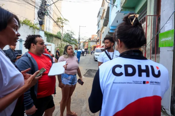 A equipe social da CDHU mantém uma van no local para prestar atendimento e tirar dúvidas Foto: Divulgação/Governo de SP