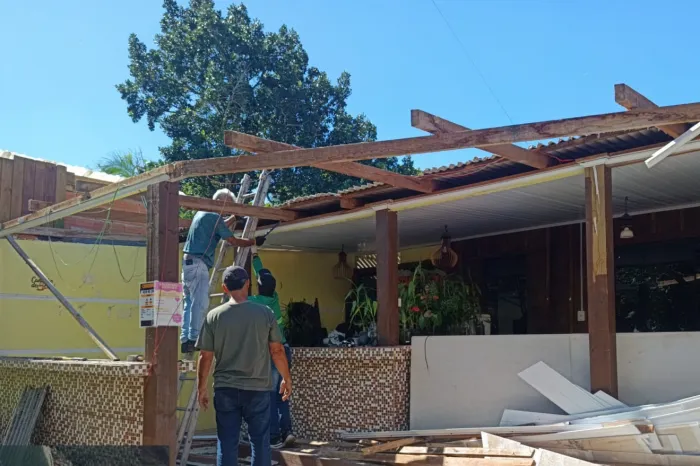 Imóveis irregulares são demolidos pelo IAT na comunidade de Encantadas, na Ilha do Mel