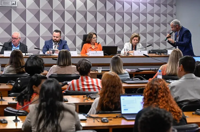 A senadora Damares Alves preside a audiência da CDH - Foto: Carlos Moura/Agência Senado