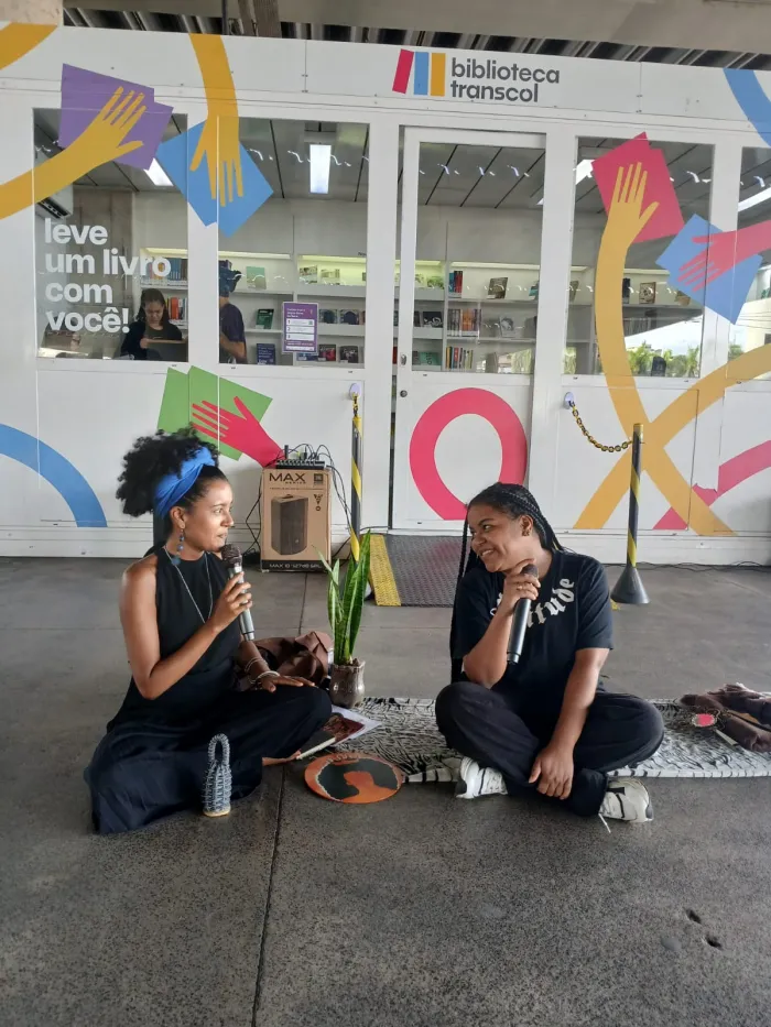 Biblioteca Transcol leva música, poesia e performances artísticas aos terminais em programação cultural de maio