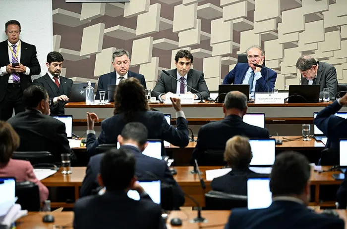 Galípolo ouve pergunta do senador Veneziano Vital do Rêgo - Foto: Edilson Rodrigues/Agência Senado
