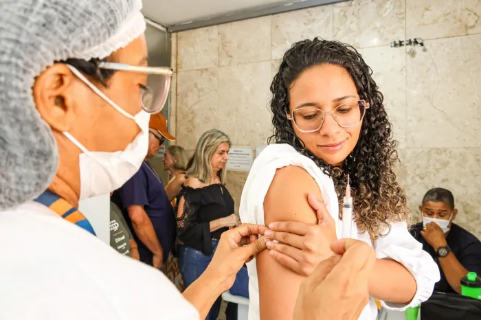 Dia de atualizar a caderneta e garantir a proteção contra a influenza e outras doenças - Aprigio Vilanova / Ascom Ipaseal