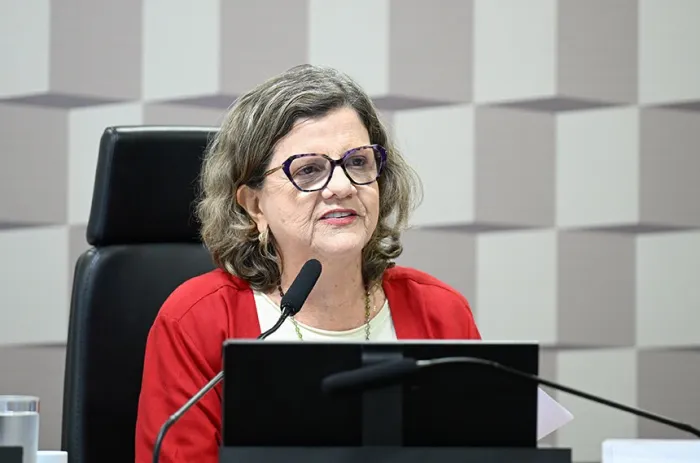 Presidente da comissão, Teresa Leitão leu o relatório de Flávio Arns - Foto: Andressa Anholete/Agência Senado