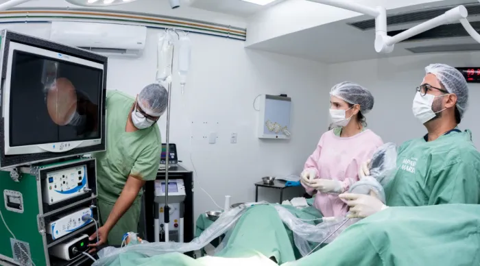 A cirurgia é realizada por via endoscópica, sem necessidade de cortes, utilizando tecnologia a laser para fragmentar as pedras, facilitando sua eliminação pelo organismo / Fotos: Mário Sousa