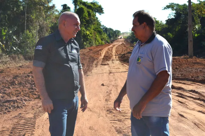  Ezequiel Neiva ao lado do vereador Joelson da Flor da Serra (Foto: Alexandre Almeida I Secom ALE/RO)