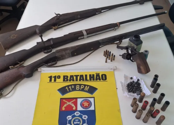 Armas de fogo e munições apreendidas pelo 11º BPM durante ação policial no povoado Penedinho - Ascom PMAL