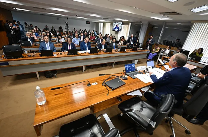 A reunião deliberativa da CAE desta terça-feira, presidida por Renan Calheiros - Foto: Edilson Rodrigues/Agência Senado