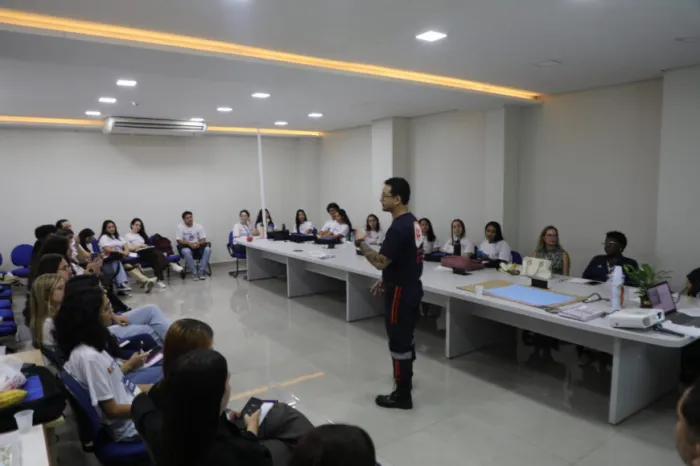 A ação reúne 33 viventes, entre profissionais da saúde e estudantes dos cursos de medicina, enfermagem, psicologia e terapia ocupacional
