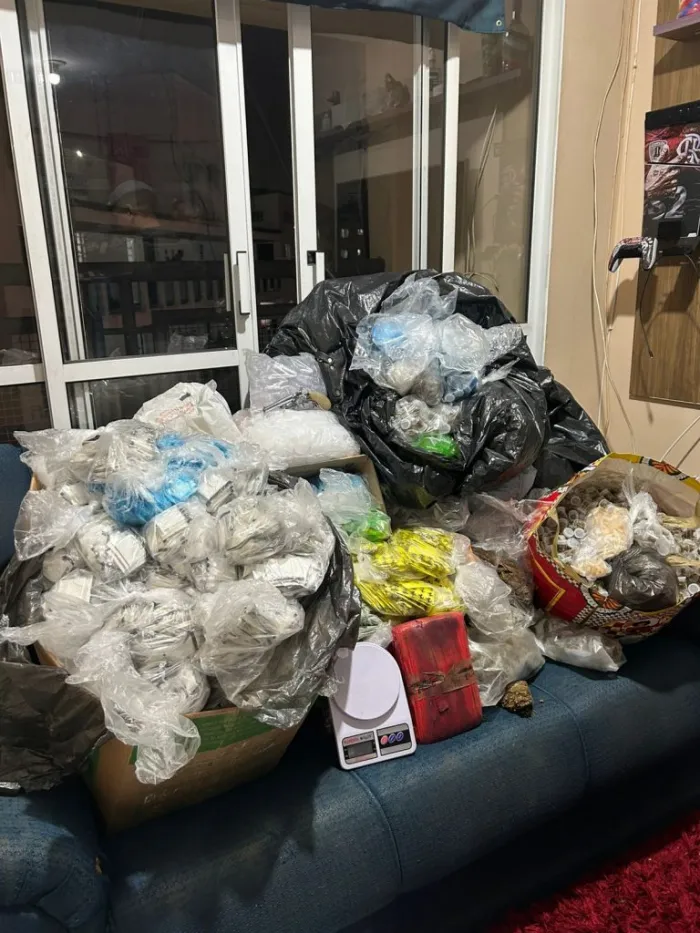Cão Thor, da PM, acha 38 mil porções de drogas em apartamento de Carapicuíba