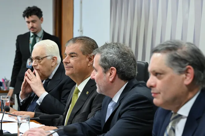 O senador Nelsinho Trad (2º à esq.) é presidente da CRE - Foto: Geraldo Magela/Agência Senado