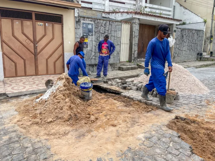 Prefeitura realiza obra de drenagem na Travessa 21 de Abril